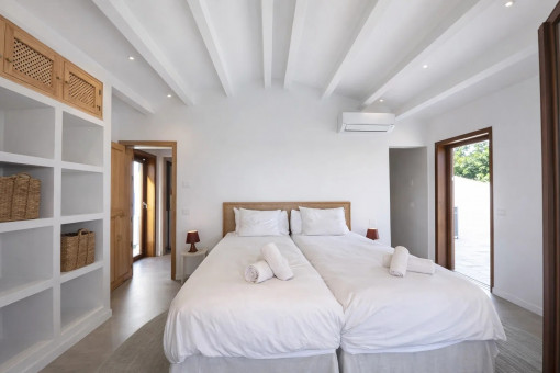 Helles Schlafzimmer mit Stauraum