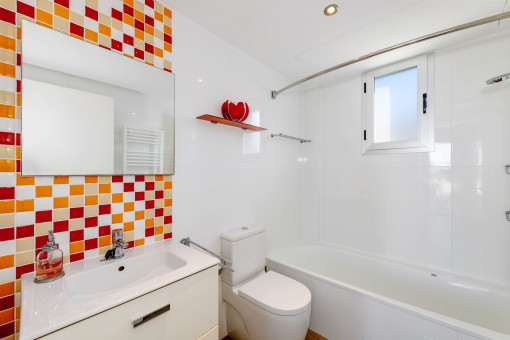 Badezimmer mit Badewanne