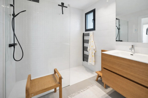 Separates Badezimmer im Obergeschoss