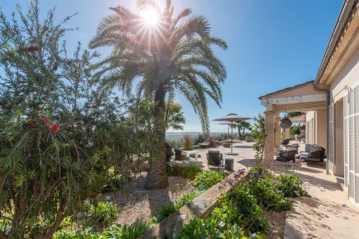 Aussenbereich mit Blick über die Terrasse 