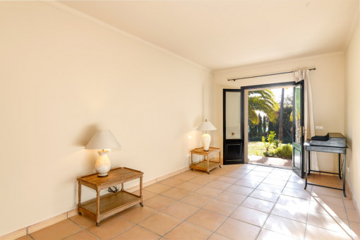 Helles Zimmer mit Gartenzugang