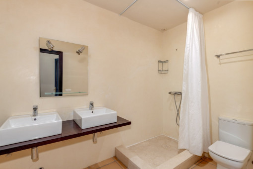 Funktionale Dusche und WC