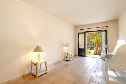 Geräumiger Wohnbereich mit Ausblick