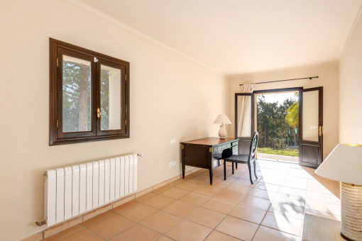 Arbeitszimmer mit Gartenblick