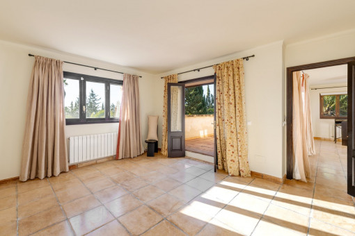 Großzügiges Schlafzimmer mit Aussicht