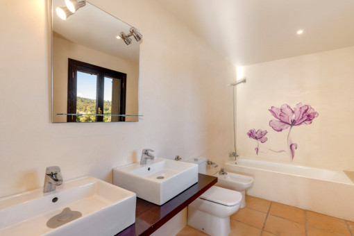 Modernes Badezimmer mit Doppelwaschbecken