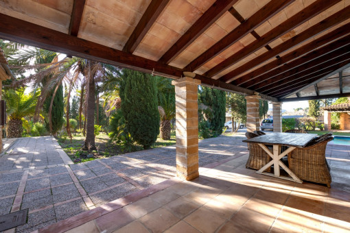 Überdachte Terrasse mit Essbereich