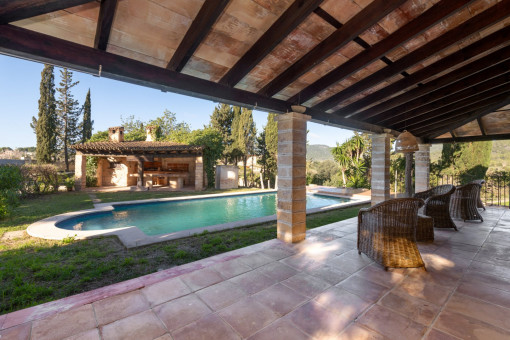 Poolbereich mit Außenküche