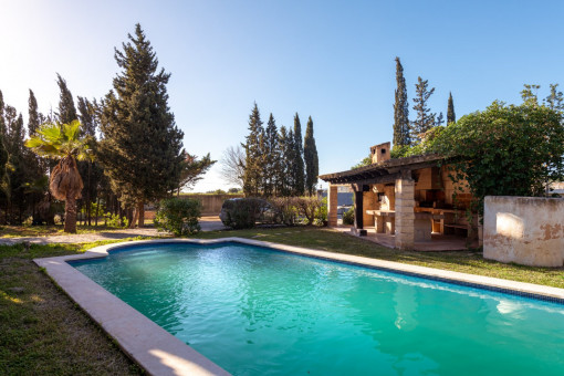 Poolbereich mit Außenküche