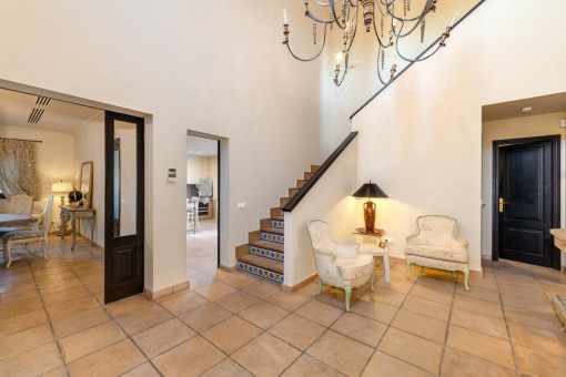 Herrschaftlicher Eingangsbereich mit Treppe