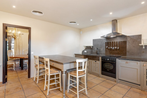 Moderne Küche mit Kochinsel