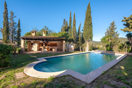 Garten mit Pool und überdachter Grillbereich