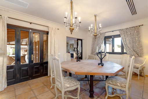 Elegantes Esszimmer mit Kronleuchtern