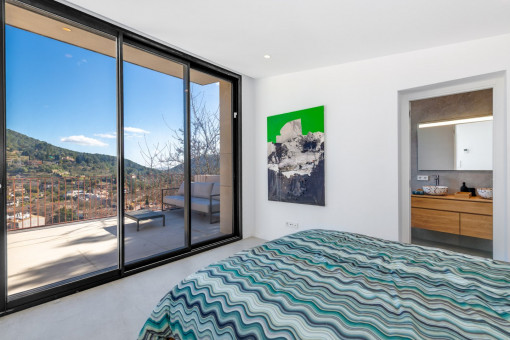 Bedroom with terrace access (first floor)