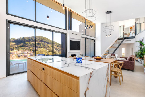 Contemporary open kitchen with marble-effect island