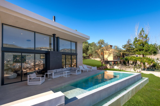 Infinity pool with sun terrace and lounge area