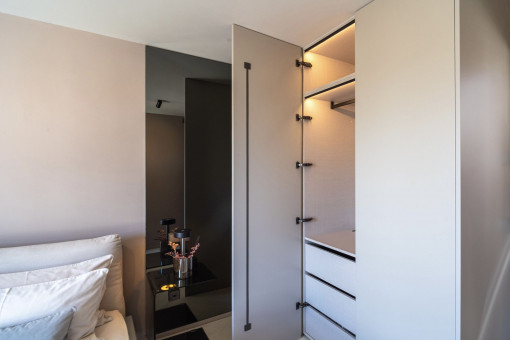 Maß-Einbauschrank mit Beleuchtung
