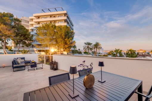 Sonnenuntergänge inklusive – Charmantes Design-Penthouse mit Dachterrasse und Meerblick in Bonanova