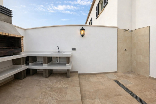 BBQ-Bereich und Außendusche