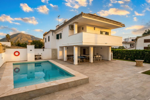 Gepflegte Villa mit Pool, Bergblick und Vermietlizenz nahe dem Strand von Pto.Pollensa