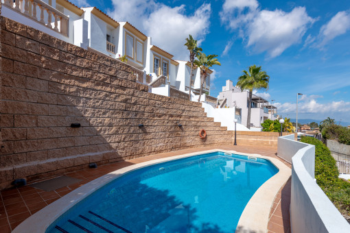 Pool in sonniger Lage