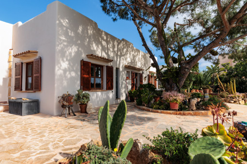 Malerisches Küstenhaus in 1. Meereslinie in Cala Llombards