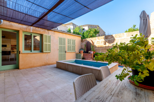 Liebevoller Patio mit Grillbereich