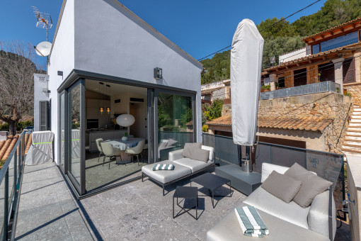 Dachterrasse mit Sitzbereich und Zugang zur  modernen Wohnküche