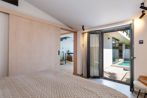 Helles Schlafzimmer mit Zugang nach außen