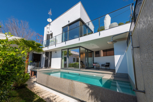 Außenansicht der modernen Villa mit Pool und