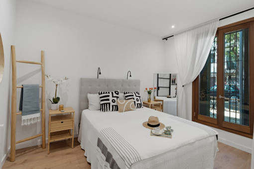 Großes Schlafzimmer mit viel Licht
