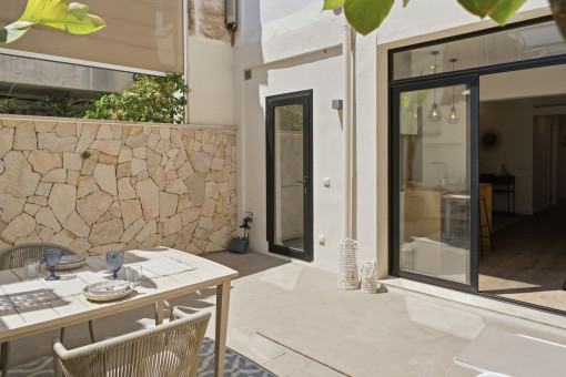 Großer sonniger Patio