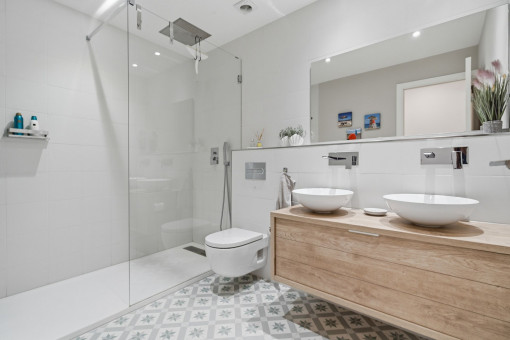 Großes Badezimmer
