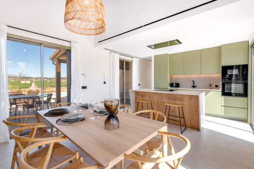 Essbereich mit offener Küche