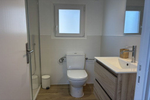 Modernes Badezimmer mit Dusche