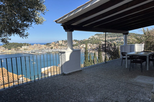 Überdachte Terrasse mit Aussicht