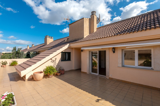 Helle Dachgeschosswohnung mit großen Terrassen und Parkplatz in Palma