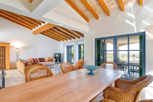 Essbreich mit Zugang auf die überdachte Terrasse