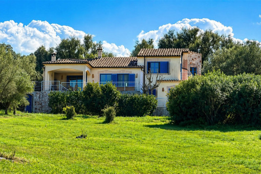 Ansicht des Hauses vom unteren Teil des Grundstücks