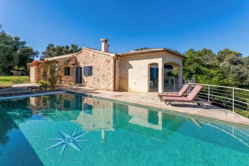 Finca mit viel Land und weitläufigem Landschaftsblick bis nach Alcúdia