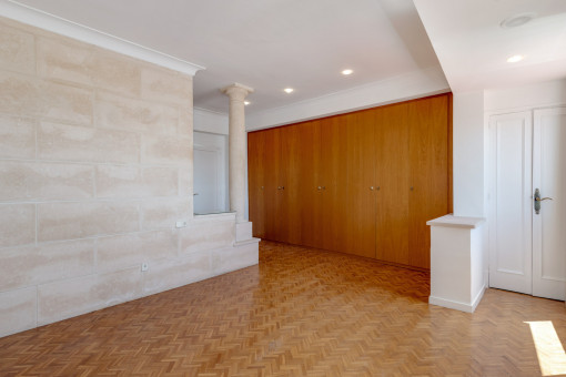 Hauptschlafzimmer mit Einbauschrank