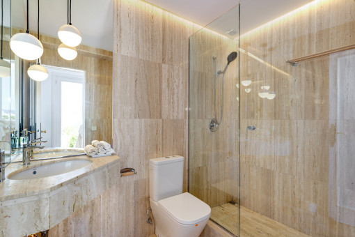 Badezimmer mit Dusche und Naturstein