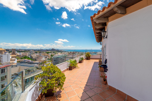 Sonnige Terrasse mit Blick auf Santa Catalina