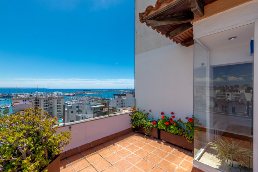 Sonnige Terrasse mit Meerblick in Palma