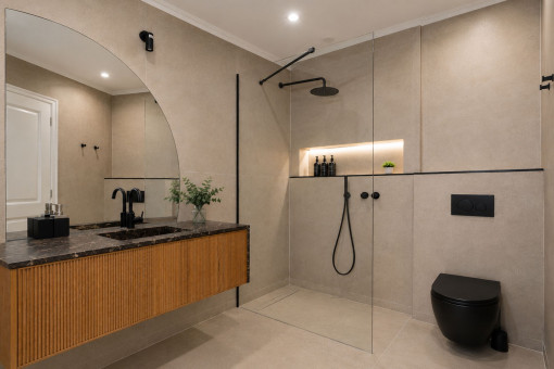 Modernes Badezimmer mit Dusche