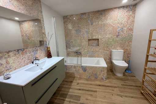 Eines der zwei Badezimmer 