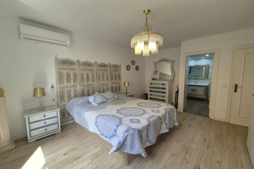 Masterschlafzimmer mit Badezimmer en suite