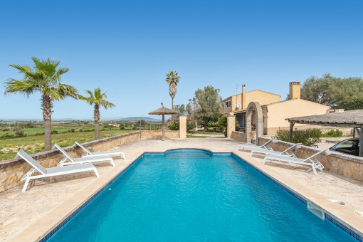 Großzügiger Poolbereich