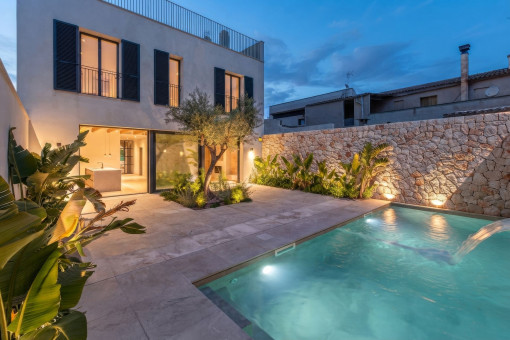Elegantes Neubaustadthaus mit Pool in Ses Salines
