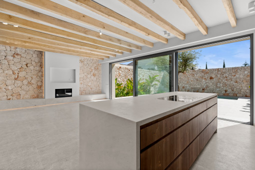 Kücheninsel im offenen Wohn und Essbereich